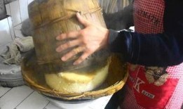 农村女孩卖瓜现场吃瓜,农村女孩卖瓜现场品尝自家甜瓜