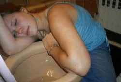 醉酒女吃瓜,一场意外的欢乐闹剧