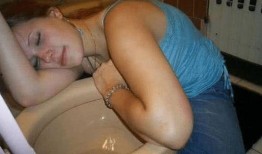 醉酒女吃瓜,一场意外的欢乐闹剧