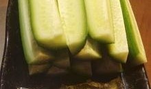 桌上蘸酱吃的瓜,美味佳肴共享时光