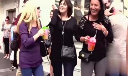 老外吃瓜恶搞路人,老外恶搞引热议