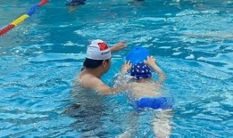 游泳吃瓜的视频,夏日清凉新风尚