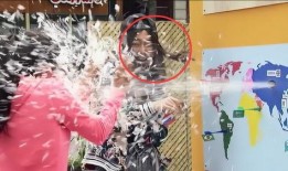 老外吃瓜恶搞路人,老外恶搞引热议