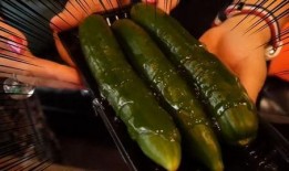 吃巨无霸小瓜蜜,一口咬下，甜蜜满溢的味蕾盛宴