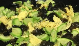 吃瓜站门口,一场热闹非凡的街头盛宴