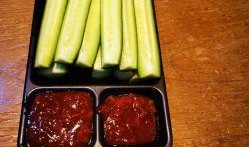 桌上蘸酱吃的瓜,美味佳肴共享时光