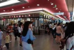 吃瓜站门口,一场热闹非凡的街头盛宴