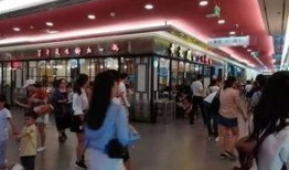 吃瓜站门口,一场热闹非凡的街头盛宴