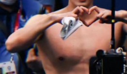 游泳吃瓜的视频,夏日清凉新风尚